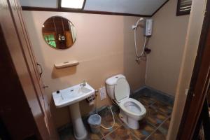 达叻府苏察纳里兰戈普度假村的一间带卫生间和水槽的浴室