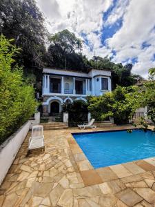 里约热内卢Rio World Connection Hostel的房屋前有游泳池的房子
