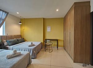 新山D'Esplanande Residence Homestay by WELCOME HOME的酒店客房设有两张床和一张桌子。