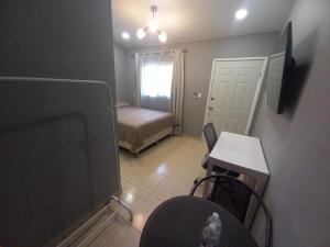 科马亚瓜Palmerola Inn的小房间设有一间卧室,配有一张床和一张桌子