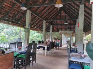KudaweJansen’s Bungalow Sinharaja Rainforest Retreat的大楼内带桌椅的用餐室