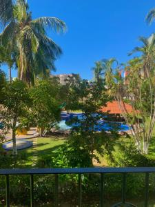 锡瓦塔塔内霍De Vacaciones的从棕榈树度假村的阳台可以欣赏到风景