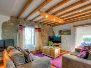 圣大卫Rhosson Chapel Cottage的客厅配有两张沙发和一台电视机