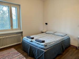 瓦萨Apartment Malmö的一间卧室配有一张床,上面有两条毛巾