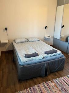瓦萨Apartment Malmö的一间卧室配有一张带两个枕头的床