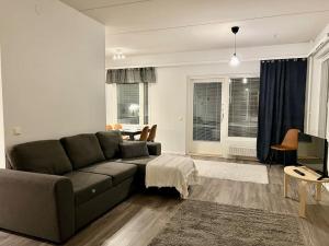 瓦萨Apartment Korsholma1的客厅配有沙发和桌子