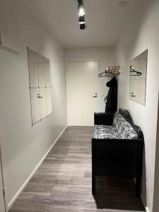 瓦萨Apartment Korsholma1的带沙发和走廊的客厅