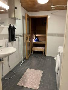 瓦萨Apartment Korsholma1的一间带水槽、淋浴和卫生间的浴室