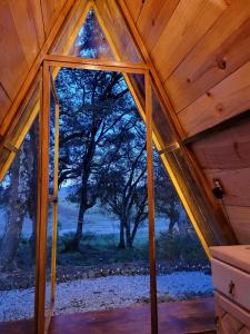 奇格纳瓦潘Campestre Camp的享有带窗户的木屋的内部景致