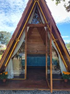 奇格纳瓦潘Campestre Camp的一个带三角形屋顶的小凉亭