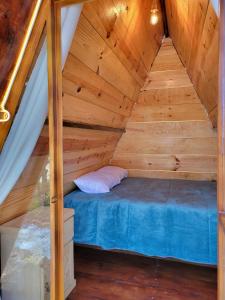 奇格纳瓦潘Campestre Camp的木制阁楼中央的一张床位