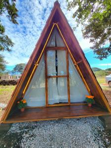 奇格纳瓦潘Campestre Camp的框架帐篷,带窗户和一些植物