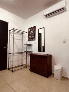 梅里达Habitación independiente al Norte de Mérida的一间带卫生间、水槽和镜子的浴室