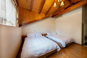 埔里楓樺台一渡假村(台一生態休閒農場)的配有木天花板的客房设有两张床。