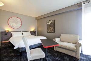 蒙特勒伊巴黎玛丽德蒙特勒伊宜必思尚品酒店的配有一张床和一把椅子的酒店客房
