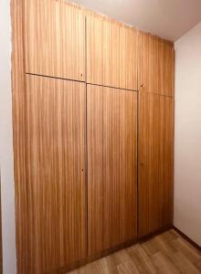 格蒙登Ferienwohnung zum Wohlfühlen的木地板客房内的大木衣柜