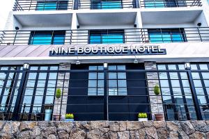 西归浦市Nine Boutique Hotel的一座带有读取新品标志的建筑