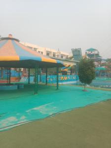 希萨尔Maharajgarh Resorts at Splash Fun Park Hisar的游泳池设有凉亭,