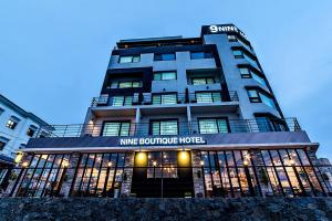 西归浦市Nine Boutique Hotel的一座名叫九家精品酒店的建筑