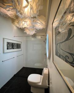 清迈雅丽特内芒住宿加早餐旅馆的一间带卫生间的浴室和天花板上的绘画