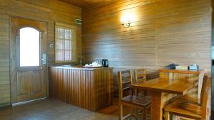 瑟古邦巴塔姆KTM假日酒店的一间带桌子和木墙的用餐室
