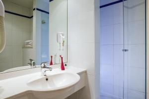 蒙特勒伊巴黎玛丽德蒙特勒伊宜必思尚品酒店的白色的浴室设有水槽和淋浴。