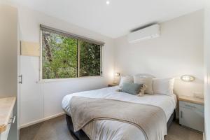 布赖特BIG4 Tasman Holiday Parks - Bright的一间卧室设有一张床和一个窗口