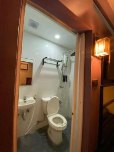 杜马格特Harimariz Dormitory Official的一间带卫生间和水槽的浴室