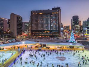 首尔首尔广场傲途格精选酒店的一群人在一个城市的溜冰场上