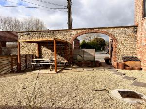 BoussuRésidence du moulin 2-B-1的砖砌建筑的入口,带野餐桌