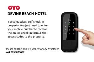 滨海绍森德OYO Devine Beach Hotel, Westcliff Southend-On-Sea的指向遥控器的手