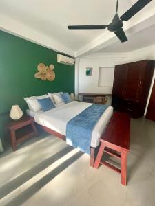 迪克韦勒Casa Smeralda的一间卧室配有一张大床和吊扇