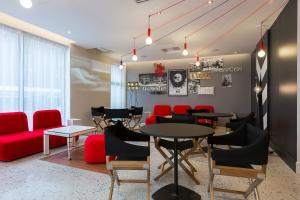 蒙特勒伊巴黎玛丽德蒙特勒伊宜必思尚品酒店的一间餐厅,房间内设有红色的椅子和桌子