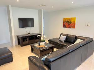 塔南达Premium Barossa Getaway的带沙发和电视的客厅
