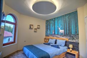 潘波洛沃Вила Capitalica Forte的一间卧室配有一张壁画床