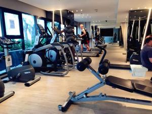 芭堤雅市中心Infinity Pool Ocean View Hotel的健身房,有几个人使用跑步机锻炼