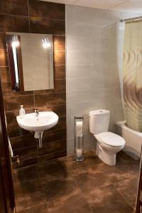 格拉纳达苏里塔宾馆的一间带卫生间和水槽的浴室