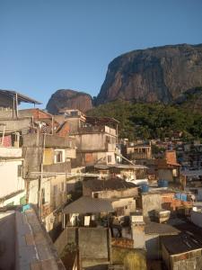 里约热内卢Rocinha House的一组背景为山的建筑