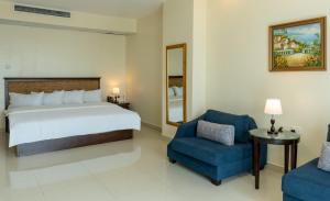 拉各斯Black Diamond Hotel的一间卧室配有一张床和一张蓝色椅子