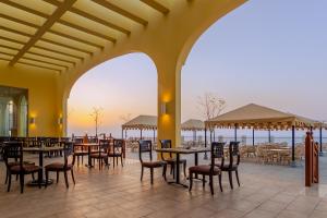 赫尔格达Siva Golden Bay Makadi的一间带桌椅的海景餐厅