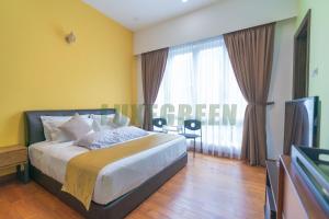 乔治市LuxegreenRetreat , Bungalow - Georgetown, Penang的一间卧室配有一张黄色墙壁的床和电视