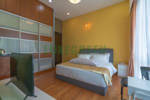 乔治市LuxegreenRetreat , Bungalow - Georgetown, Penang的一间卧室配有一张床和一台平面电视