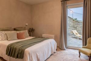 蒙福特达尔巴I Ciabot di Monforte的一间卧室设有一张床和一个滑动玻璃门