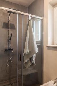 蒙福特达尔巴I Ciabot di Monforte的淋浴间的墙上挂着毛巾