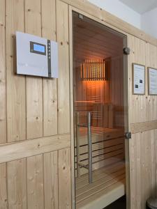 沙博伊茨My Baltic Sea - Ferienwohnungen im Seaside House的一间带电视的木制桑拿浴室