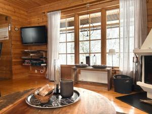 菲奈斯达伦Messlingen, Orrstigen 5的客厅设有壁炉和电视。