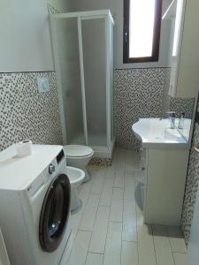 米兰Cozzi Apartment的一间带卫生间和洗衣机的浴室