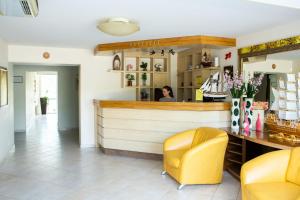 Molovata NouăVILA DORULUI的一间餐厅,房间内设有柜台和黄色椅子