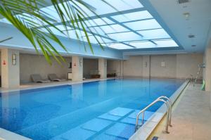 西安西安天骊君廷大酒店 的一座大楼内带天窗的大型游泳池