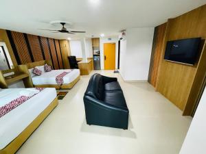 吉隆坡吉隆坡中央舒适酒店的酒店客房配有床、沙发和电视。